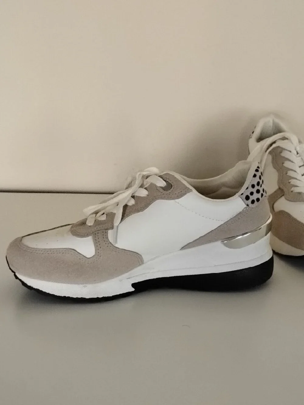 Jessica Carlyle Size 8 White & Light Gray Star Accent Lace-Up Sneakers